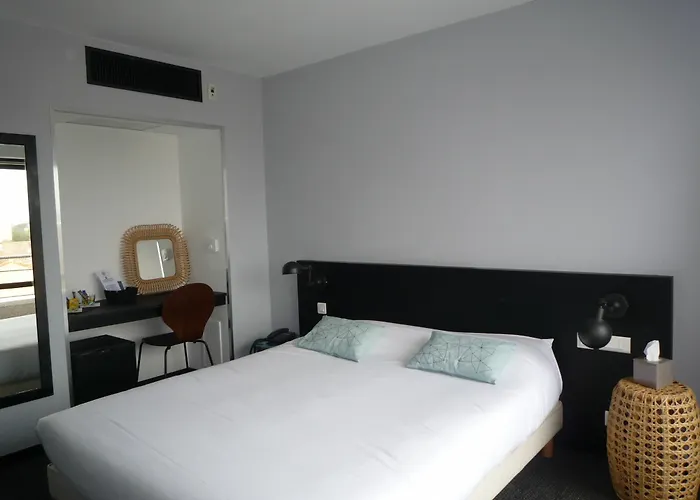 Brise De - Piscine Interieure & Exterieure Saint-Raphaël