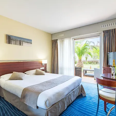 Brise De - Piscine Interieure & Exterieure Szálloda 4*