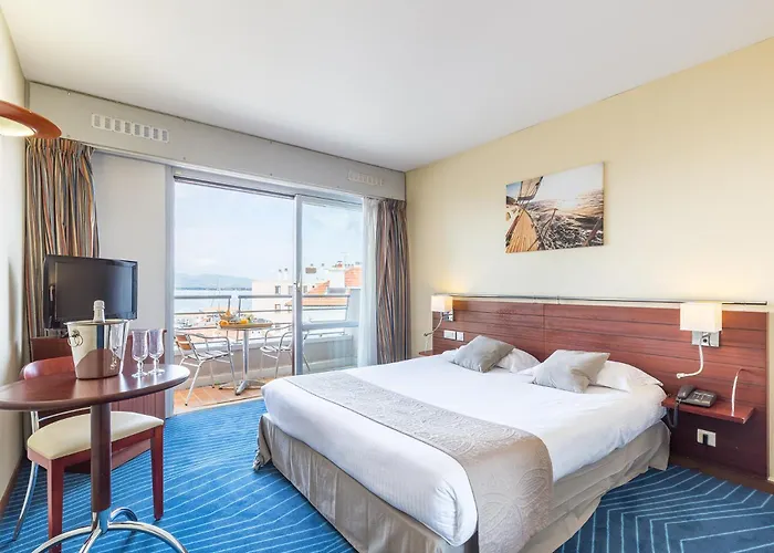 Brise De - Piscine Interieure & Exterieure 4* Saint-Raphael (Var)