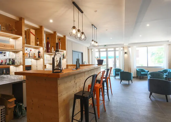 Brise De - Piscine Interieure & Exterieure 4*