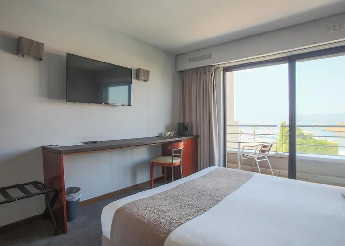 Brise De - Piscine Interieure & Exterieure 4*