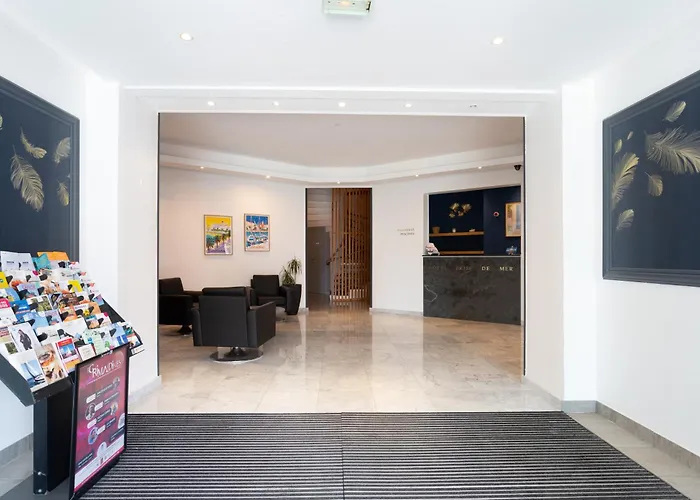 Brise De - Piscine Interieure & Exterieure Saint-Raphael (Var)